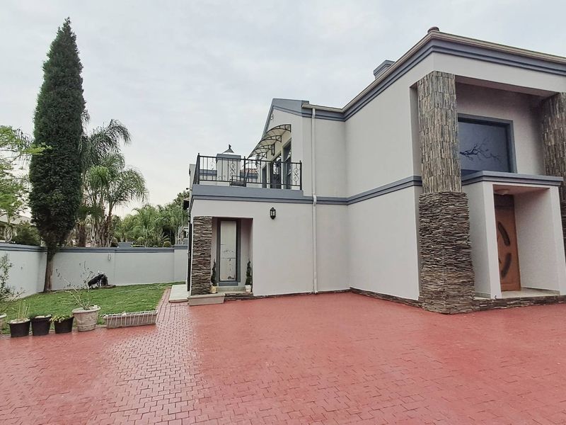 A beautiful dream home in a sought after neighbourhood:RELOCATION SALE - Photo 2