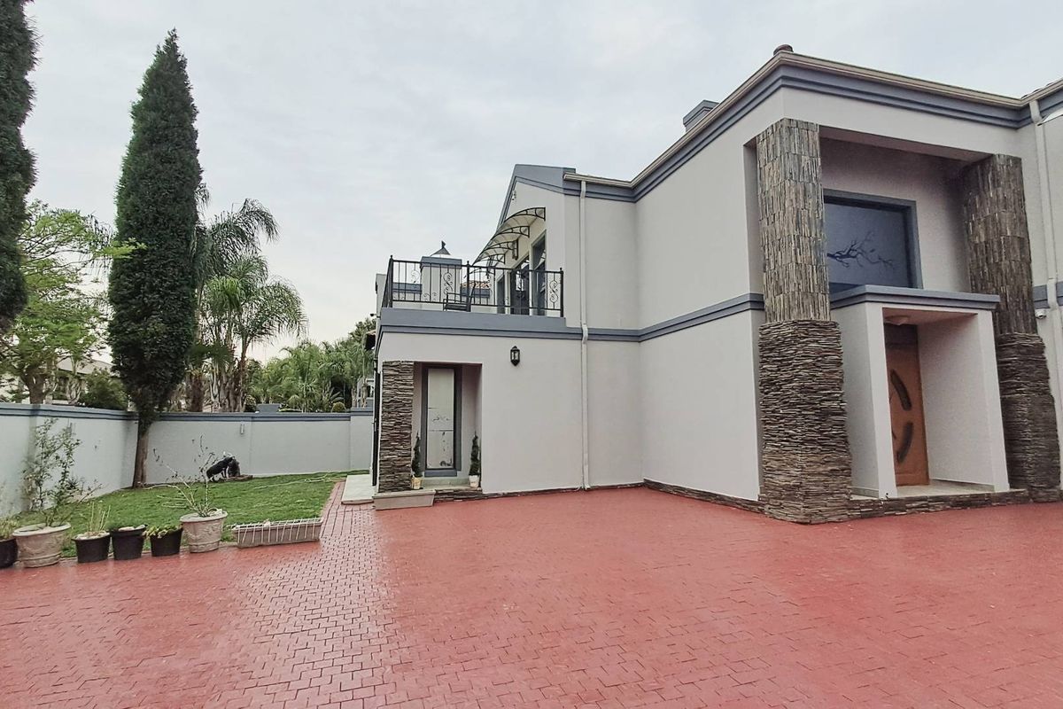 A beautiful dream home in a sought after neighbourhood:RELOCATION SALE - Photo 2