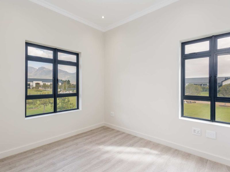 Elegant Two-Bedroom Luxury Suite with Simonsberg Views at Val de Vie Evergreen - Photo 9