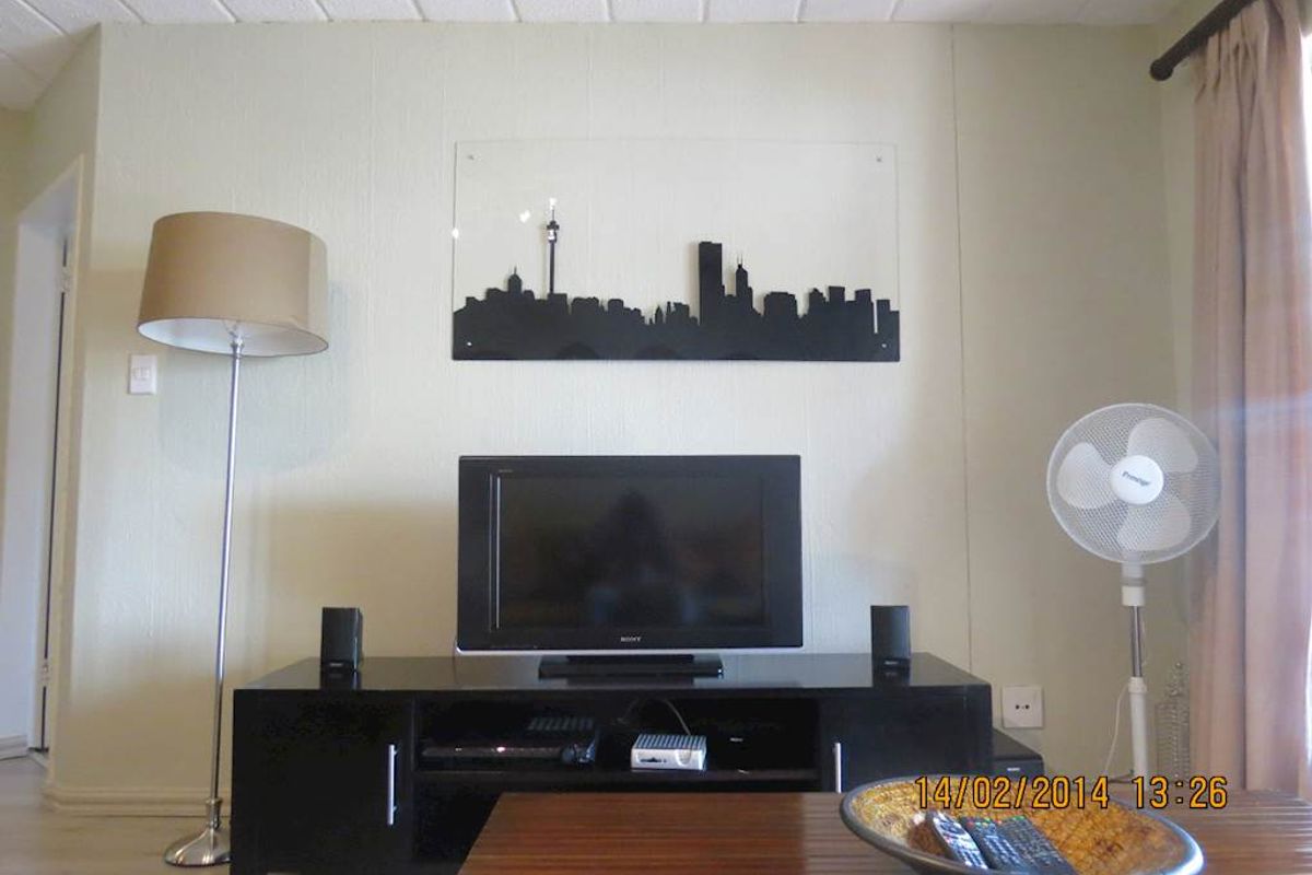 FURNISHED 1 BEDROOM GROUND FLOOR - Photo 2