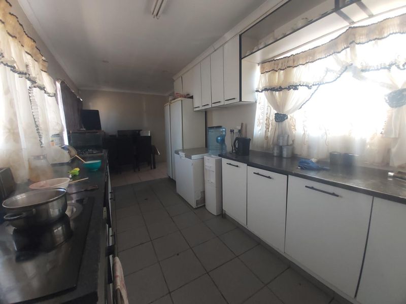 Cozy 3 Bedroom Home - Photo 5