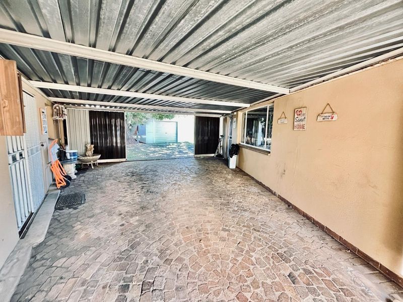 Spacious and Modern Family Home with Outdoor Entertaining Oasis** - Photo 8