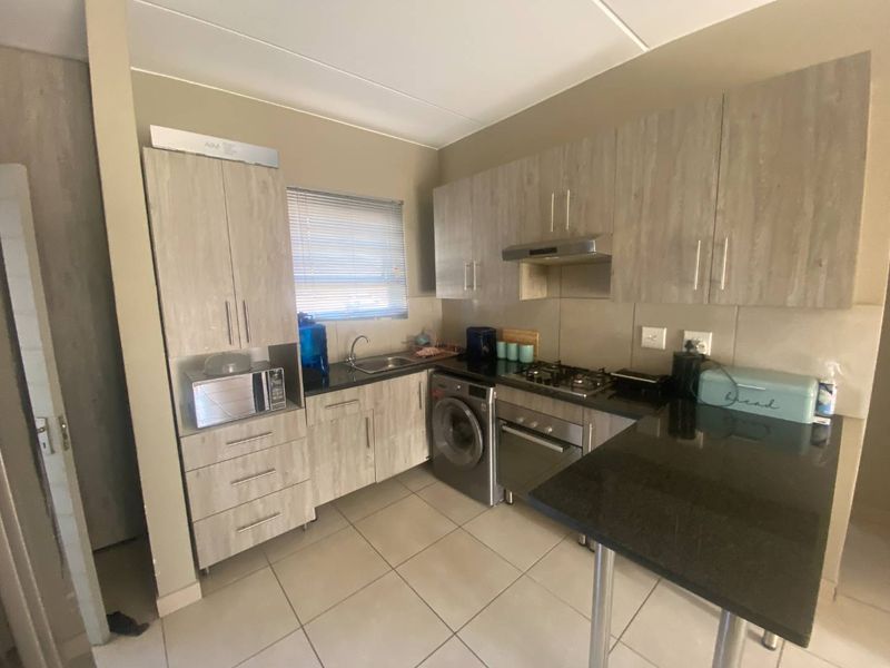 Stylish first floor two bedroom apartment in a secure modern estate - Photo 4