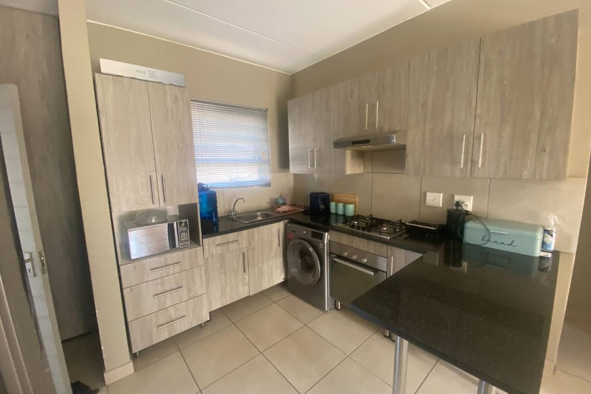 Stylish first floor two bedroom apartment in a secure modern estate - Photo 4