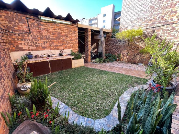 Property #2476843, Townhouse For Sale in Weavind Park