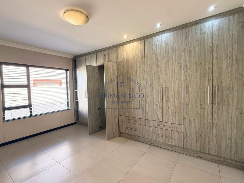 Modern 4-bedroom Home in Fairway Estate - Photo 8