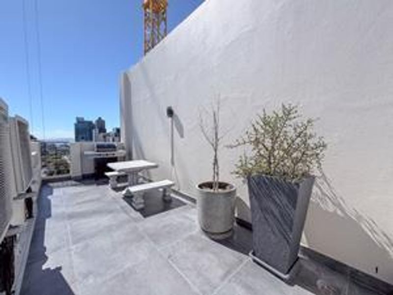 Stunning luxury penthouse in the heart of the CBD - Photo 3