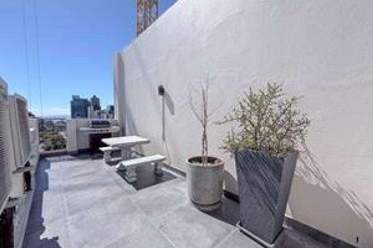 Stunning luxury penthouse in the heart of the CBD - Photo 3