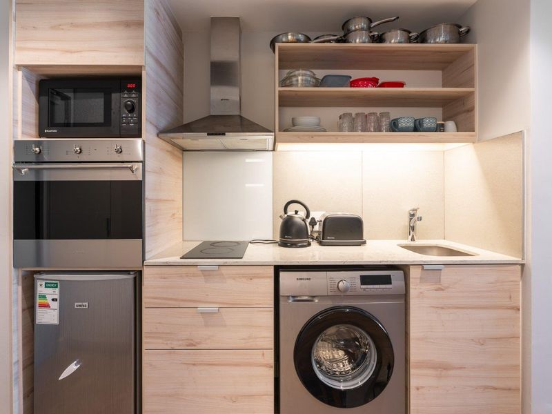 Fully Furnished Studio Apartment - Photo 3