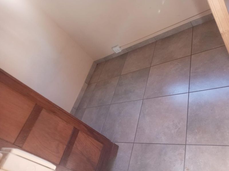 BACHELOR FLAT AVAILABLE IMMEDIATELY - Photo 6