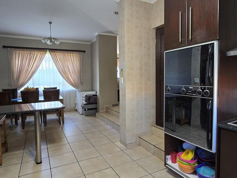 Stunning House In Rooihuiskraal Ext 22 - Photo 5