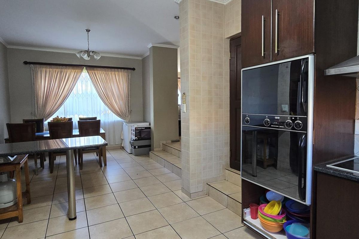 Stunning House In Rooihuiskraal Ext 22 - Photo 5