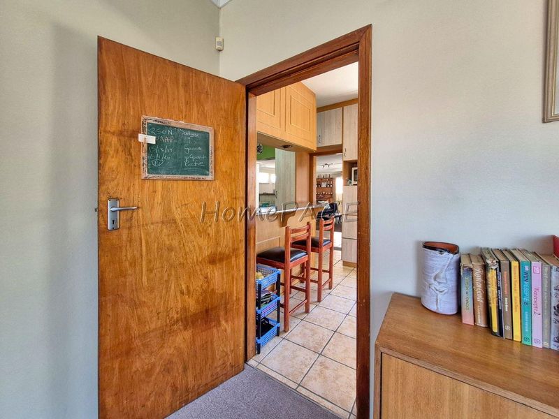 Central, Walvis Bay:  4 Bedr home with LOTS OF GARAGE SPACE is for sale - Photo 9