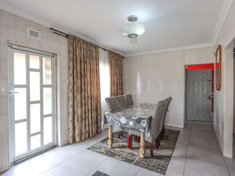6-Bedroom Double-Storey + 2 Income-Generating Flats – Earn R11,000pm! - Photo 8