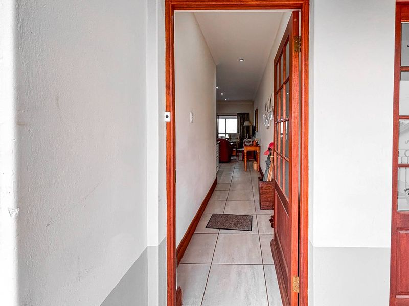 2 Bedroom Top-Floor Apartment for Sale in Howick - Photo 2