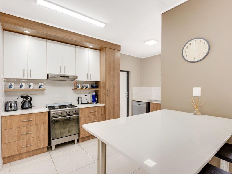 Experience Unparalleled Luxury and Security in Our Upmarket Penthouse Apartment with Gorgeous Views - Photo 2