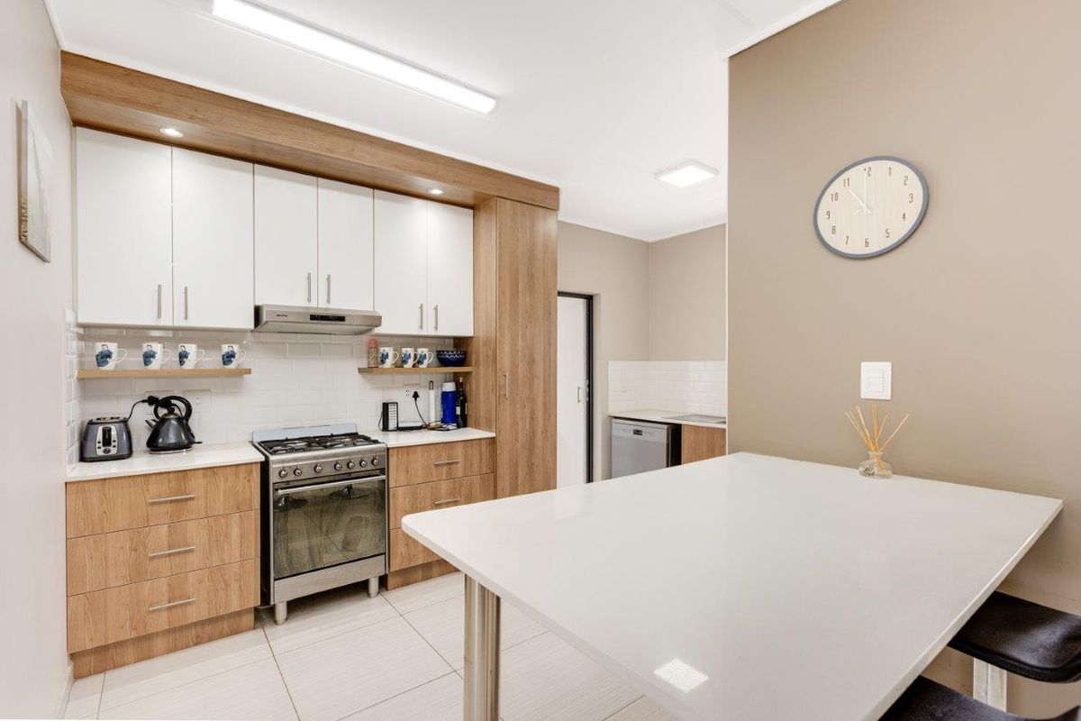 Experience Unparalleled Luxury and Security in Our Upmarket Penthouse Apartment with Gorgeous Views - Photo 2