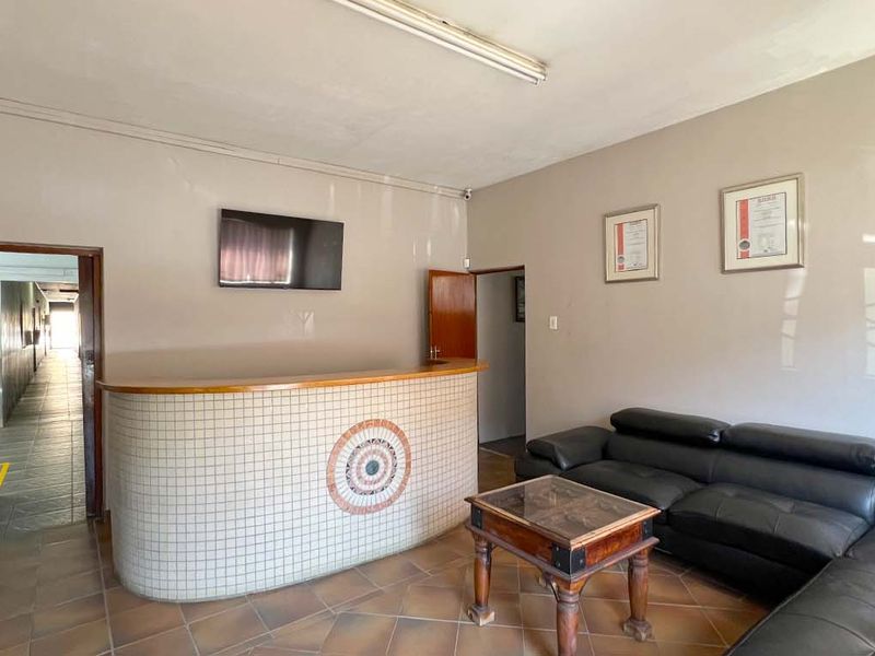 INDUSTRIAL MANUFACTURING WAREHOUSE AND OFFICES - Photo 4