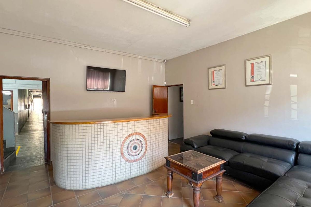 INDUSTRIAL MANUFACTURING WAREHOUSE AND OFFICES - Photo 4