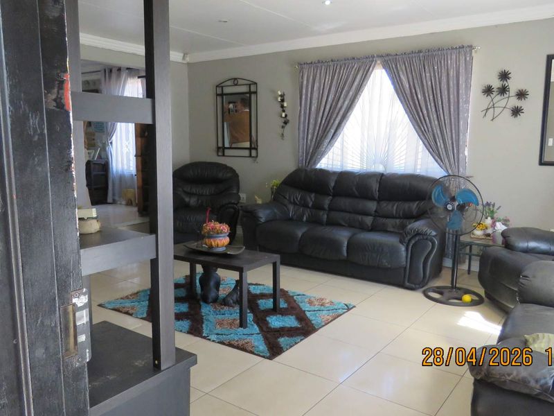 Spacious Family Living with Flexible Flatlet Potential - Photo 7