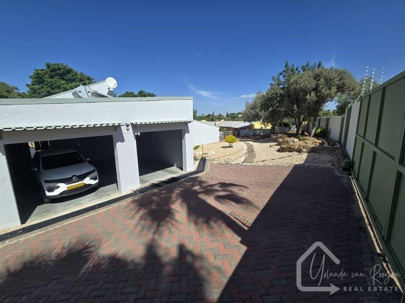 NEWLY LISTED - SPACIOUS SANCTUARY - Photo 8