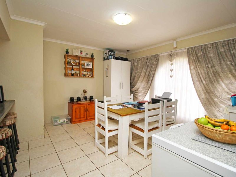 CITY LIFE AND SERENITY GREETS YOU AS YOU ARRIVE AND STEP INTO THIS PEACEFUL AND BEAUTIFUL HOME - Photo 3