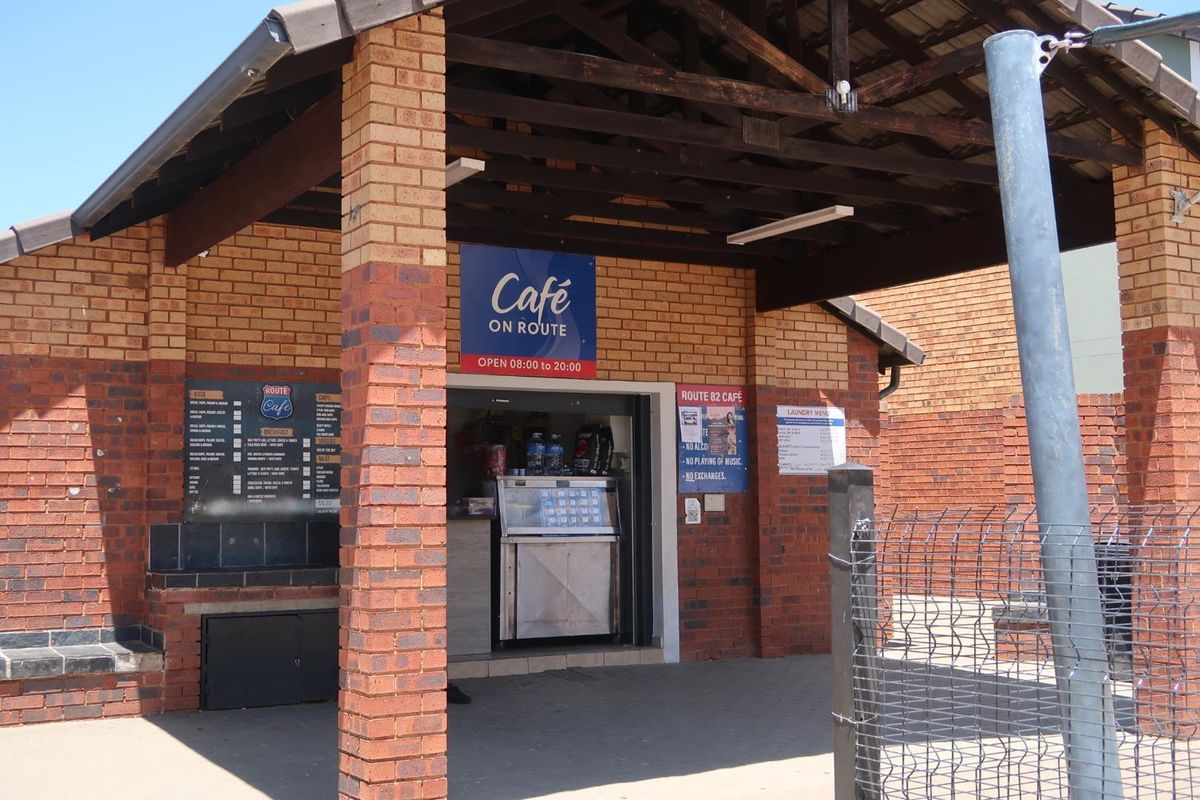 Family-Friendly Living: Kids' Play Area Included!" - Photo 2