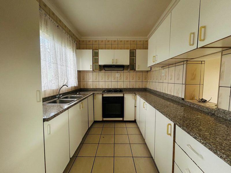 Spacious 1 Bedroom Garden Cottage on Large Shared Property - Photo 5