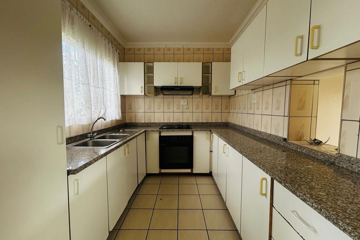 Spacious 1 Bedroom Garden Cottage on Large Shared Property - Photo 5