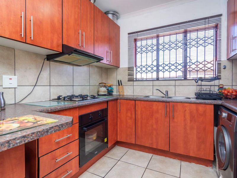 Don't miss this opportunity to own this well kept Townhouse - Photo 2