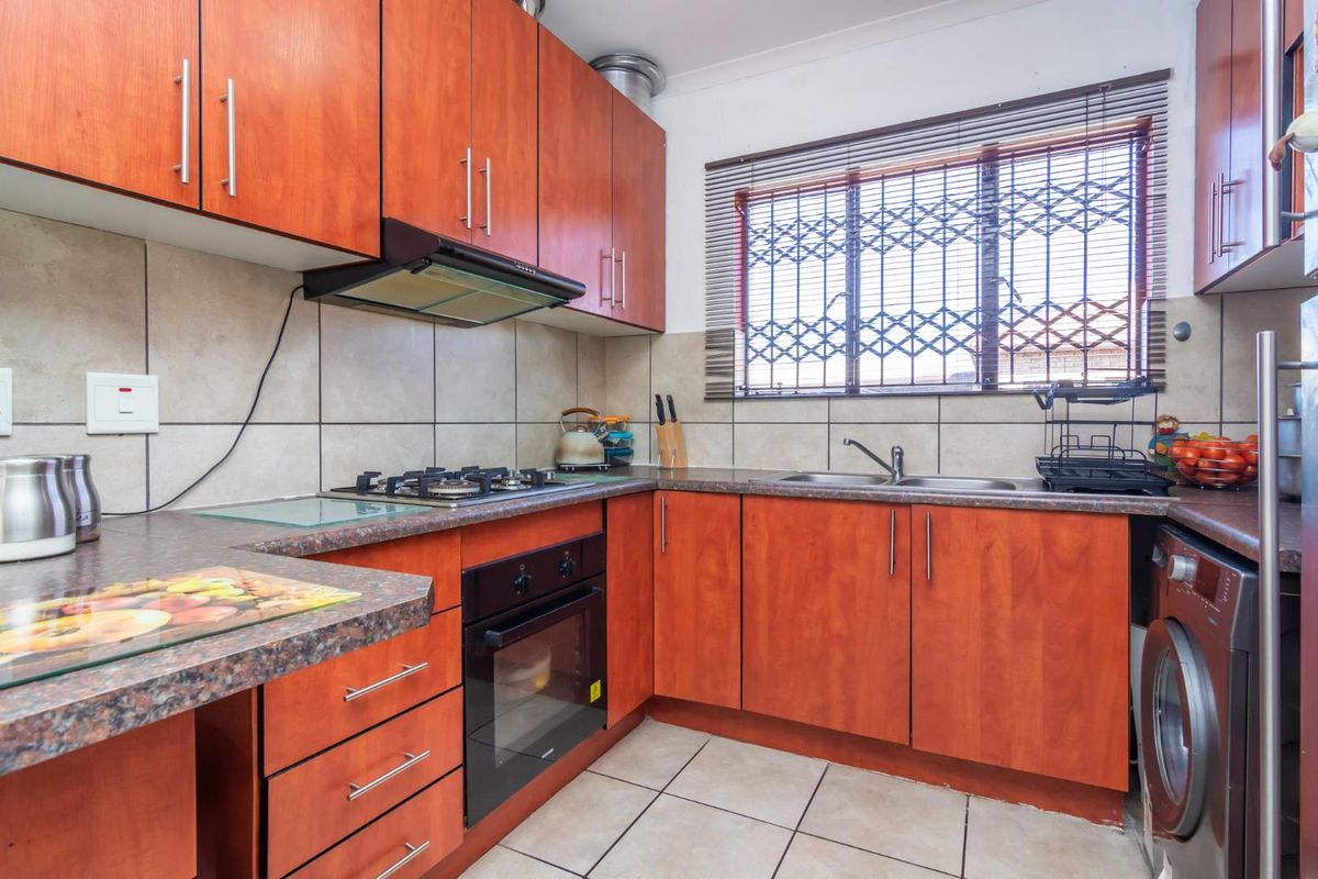 Don't miss this opportunity to own this well kept Townhouse - Photo 2