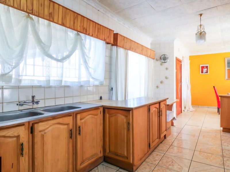 Your perfect family Home  with study, work from home, large back garden and storage, Awaits! - Photo 6