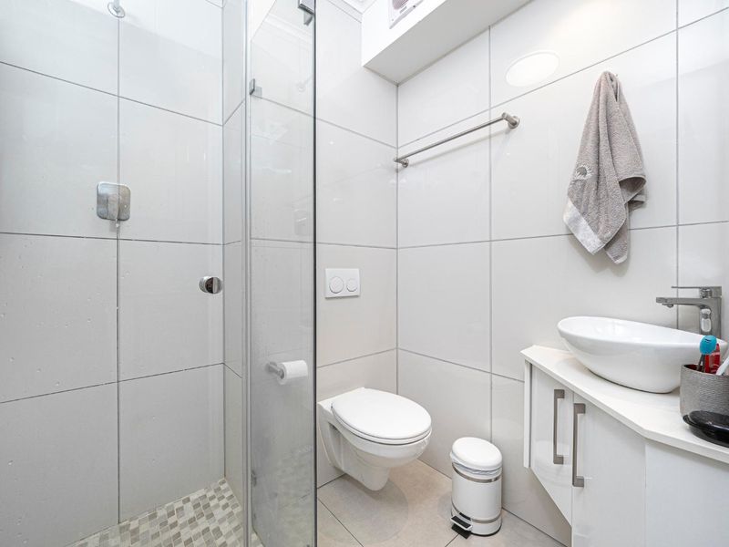 Prime Location, Modern Bachelor Pad - Photo 6