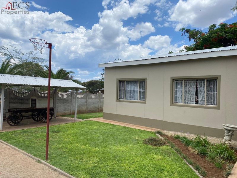 Beautiful home with pool for sale! - Photo 4