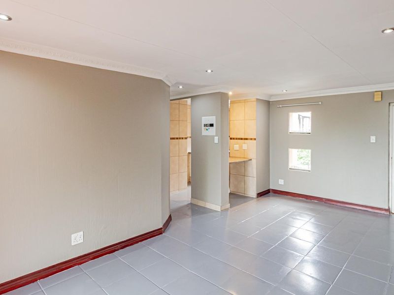 Spacious Two-Bedroom Apartment in a Secure Bryanston Estate - Photo 5