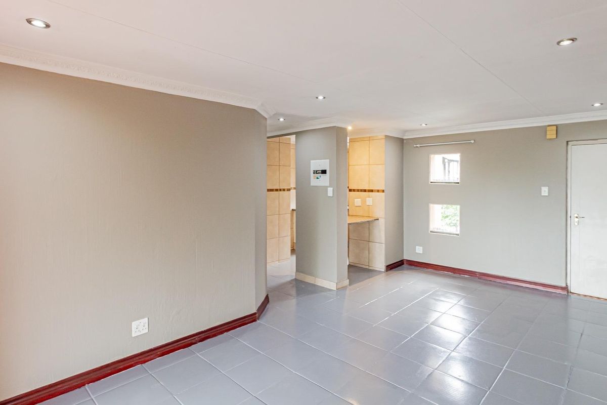 Spacious Two-Bedroom Apartment in a Secure Bryanston Estate - Photo 5