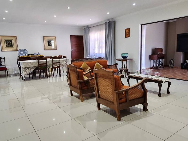 Modern Comfort Meets Space — Stylish 3-Bed Townhouse in New Redruth - Photo 8