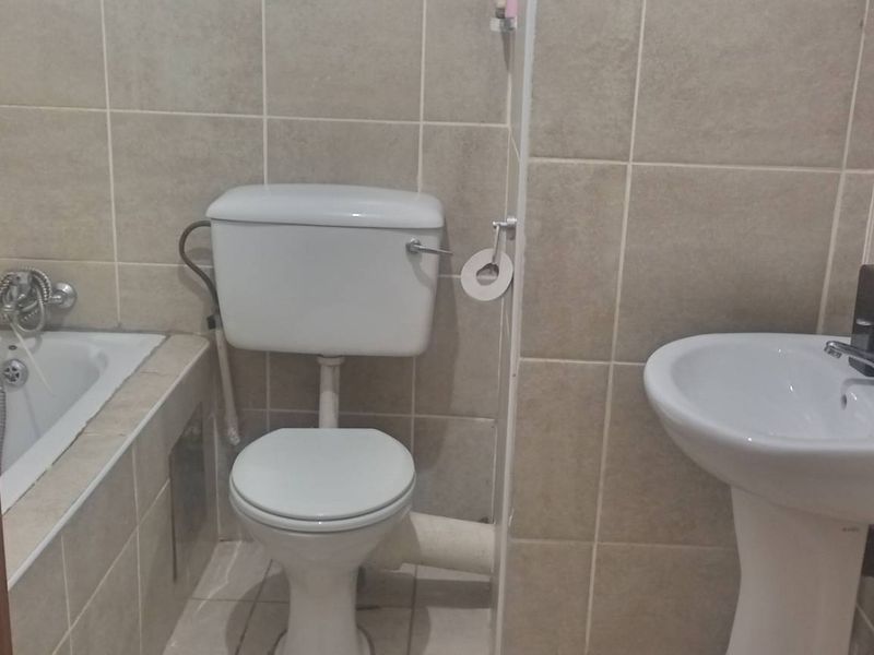 "Ground Floor Silverton Apartment: Comfort & Convenience!" - Photo 9