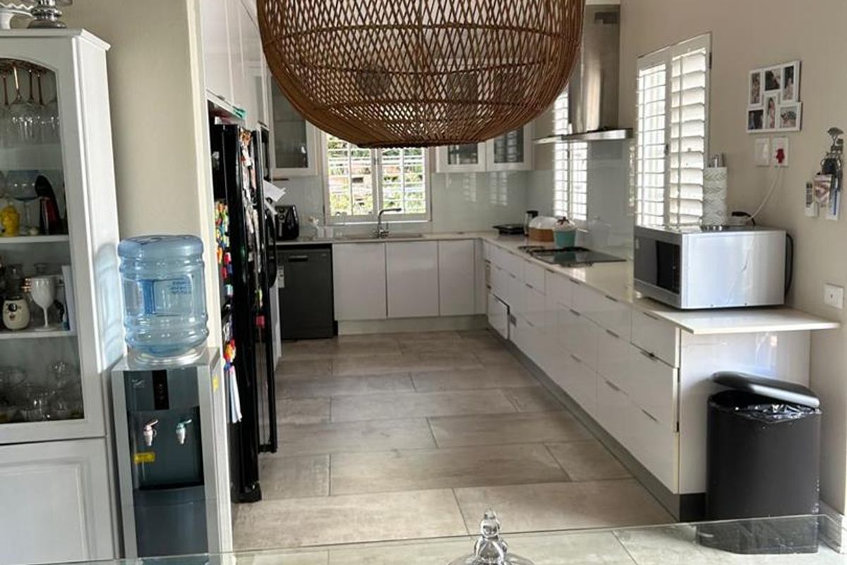 Exceptional 4-Bed Golf Estate Townhouse - Photo 2