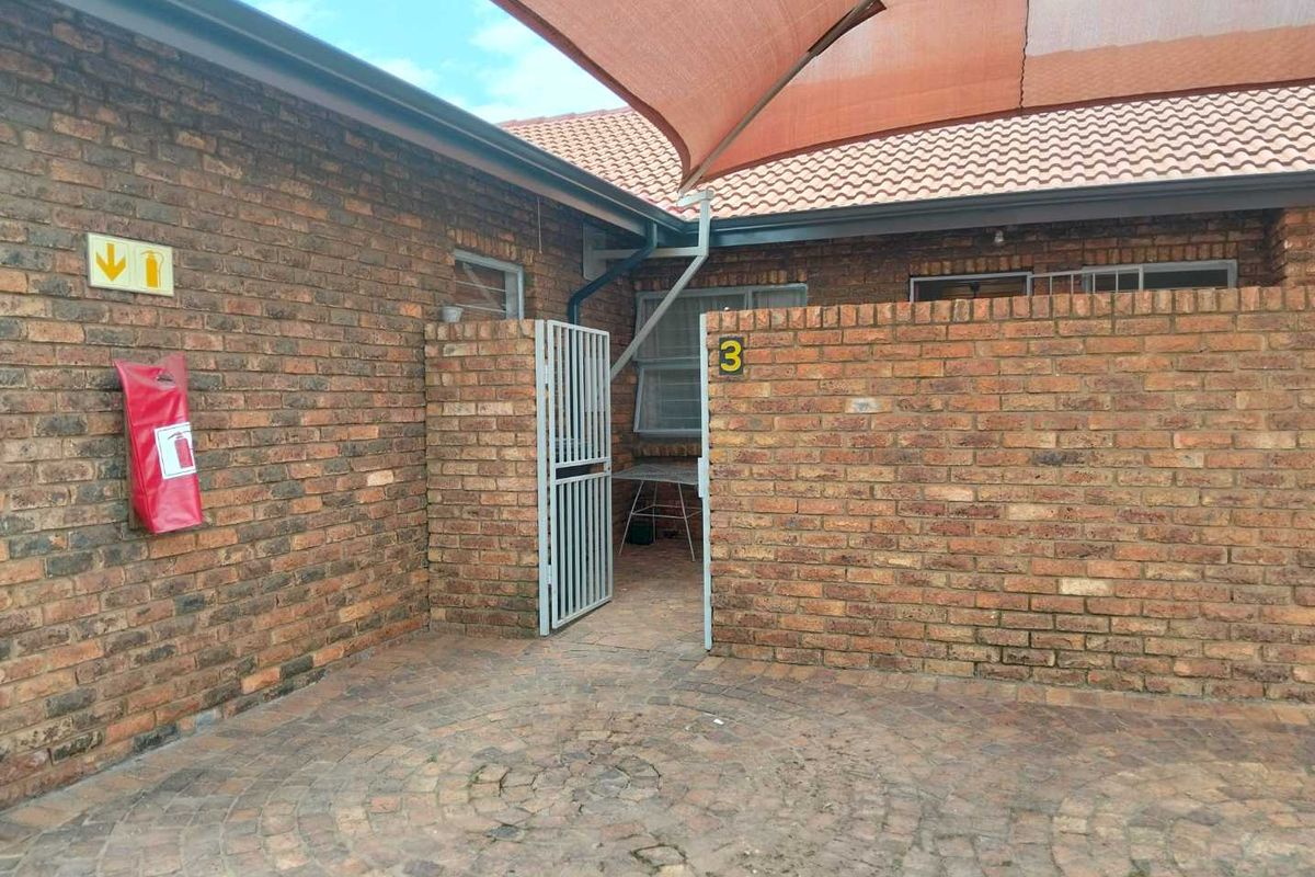3 Bedroom Simplex Townhouse for Sale! - Photo 3