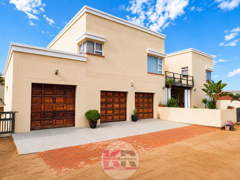 Perfect Coastal Family Home. Plus Flat as an added bonus. Walking distance to the beach. HENTIES BAY (Hentiesbaai) - Photo 2