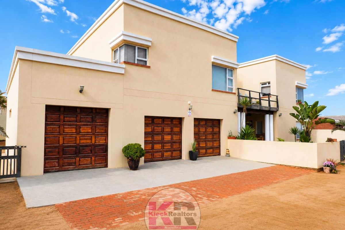 Perfect Coastal Family Home. Plus Flat as an added bonus. Walking distance to the beach. HENTIES BAY (Hentiesbaai) - Photo 2