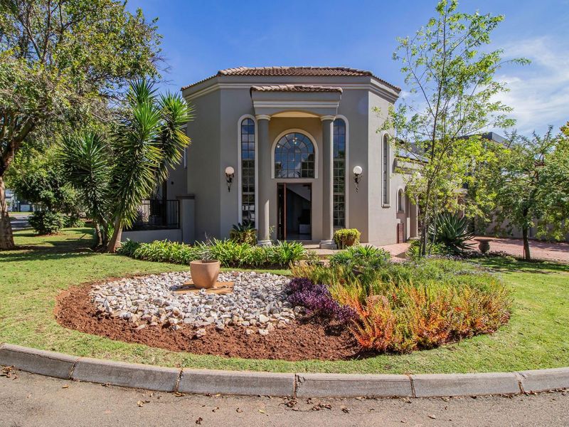 Your Dream Home Awaits in Sought-After La Como Lifestyle Estate! - Photo 2