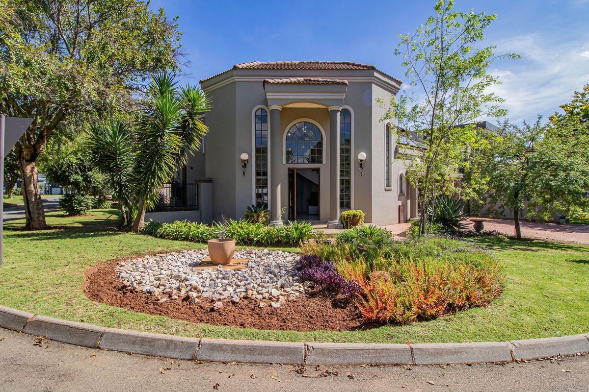 Your Dream Home Awaits in Sought-After La Como Lifestyle Estate! - Photo 2