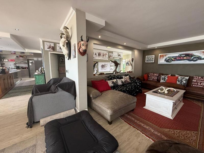 FOR SALE - BEACH FRONT 5 BEDROOM TRIPLE STOREY HOUSE IN MILE 4, SWAKOPMUND - Photo 6