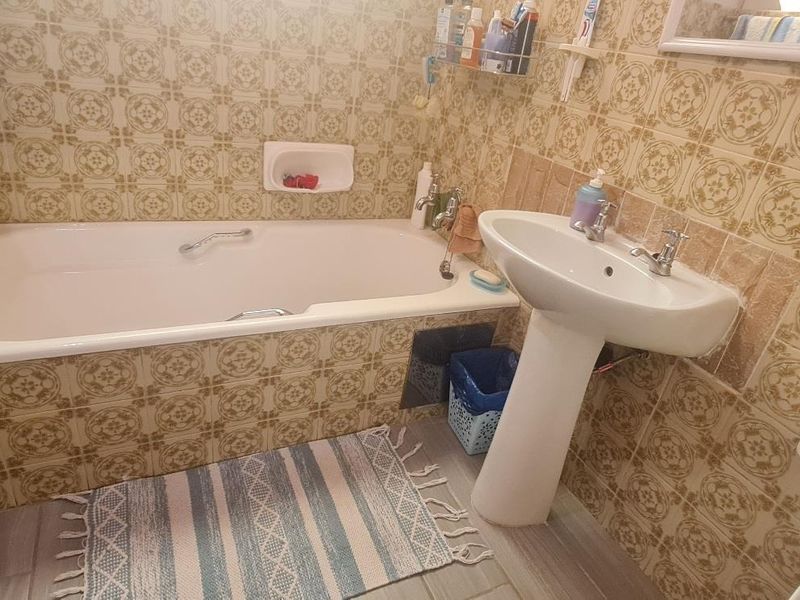 Spacious 4-Bedroom Family Home with Pool. - Photo 7