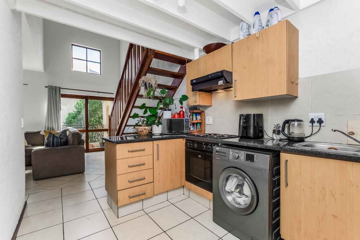 TOP FLOOR LOFT APARTMENT, BOASTING LOADS OF NAURAL LIGHT AND IN A FANTASTIC LOCATION - Photo 2