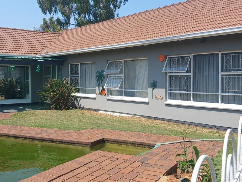 Property on a main road - Photo 3