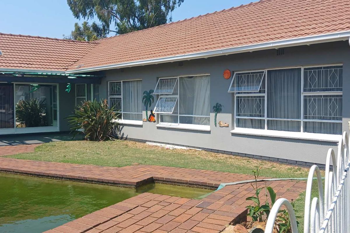 Property on a main road - Photo 3