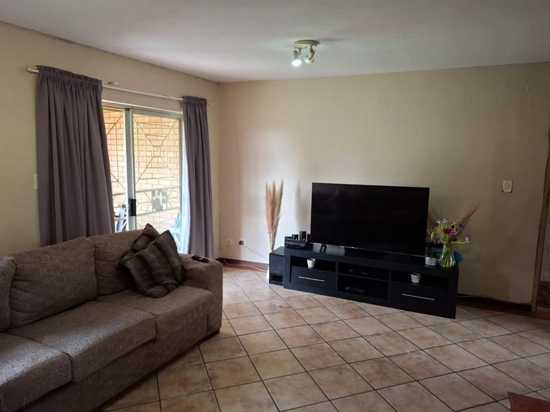 Two bedroom apartment in secure complex - Photo 3